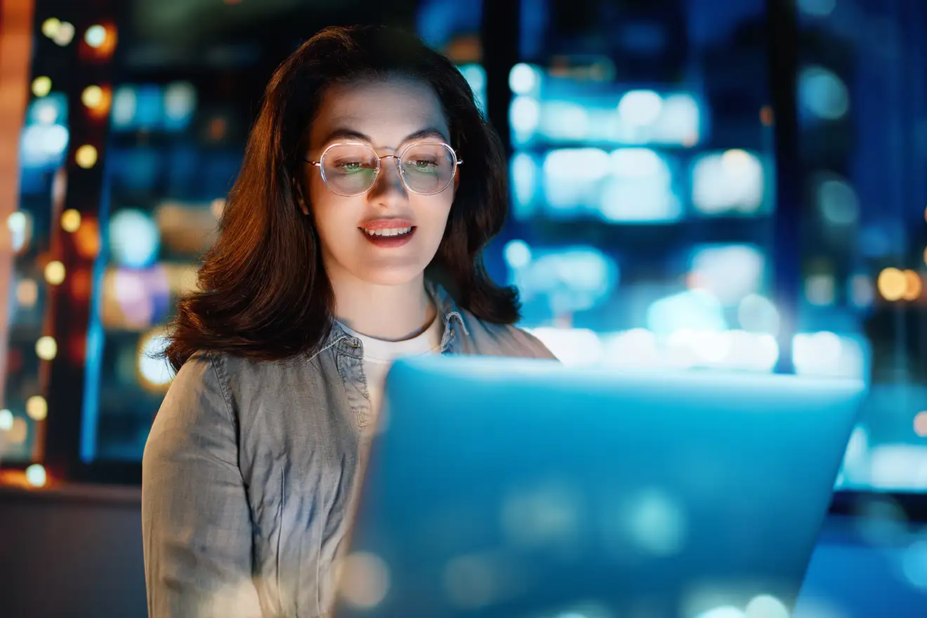 businesswoman-working-on-laptop-2024-11-05-08-15-08-utc